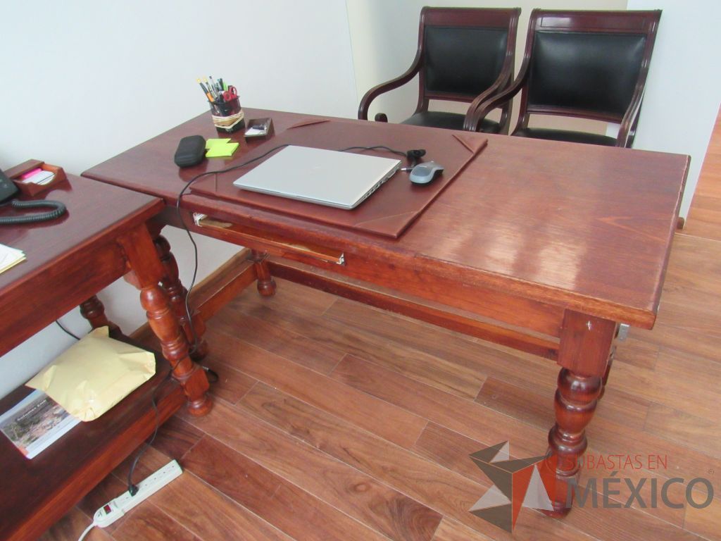 Lote 016 - Mesa de trabajo de madera con entrepaño color vino