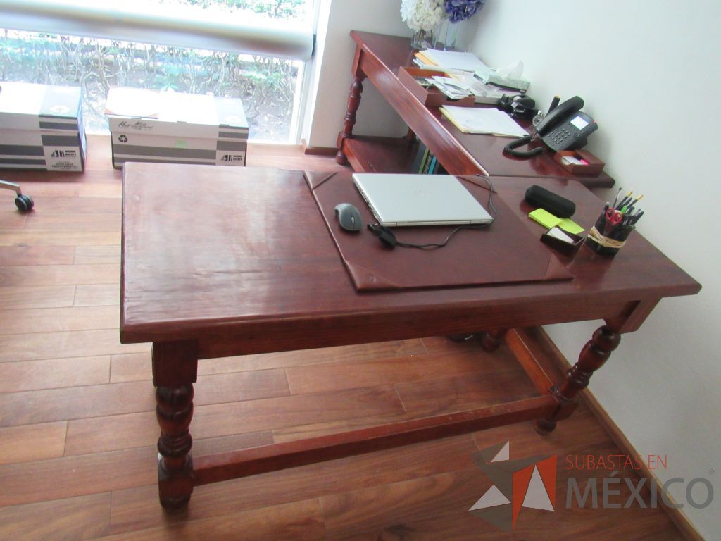 Lote 016 - Mesa de trabajo de madera con entrepaño color vino - Imagen 6