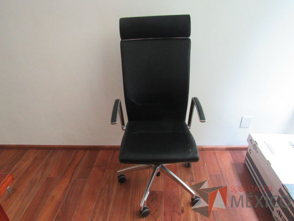 Lote 017 - Silla ejecutiva con ruedas, descansa brazos, asiento y respaldo tipo piel color negro