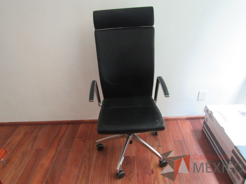 Lote 017 - Silla ejecutiva con ruedas, descansa brazos, asiento y respaldo tipo piel color negro - Imagen 2