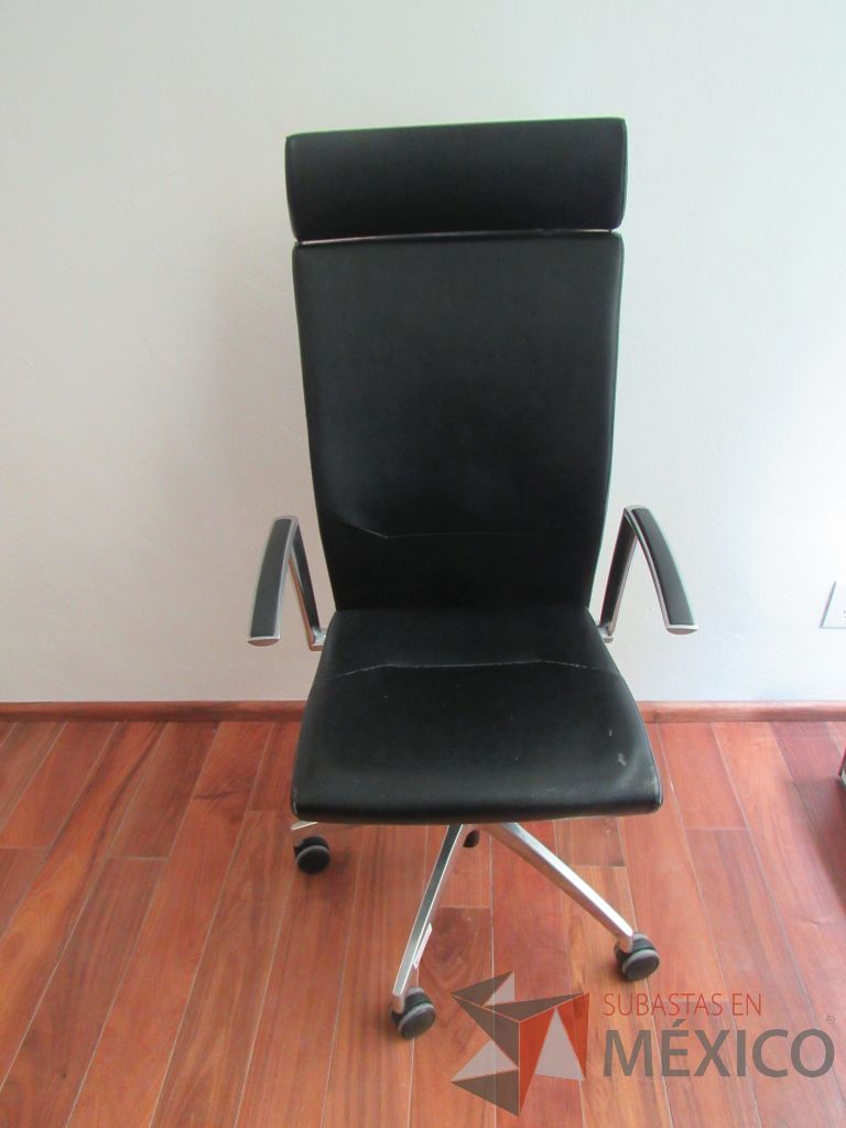 Lote 017 - Silla ejecutiva con ruedas, descansa brazos, asiento y respaldo tipo piel color negro - Imagen 3