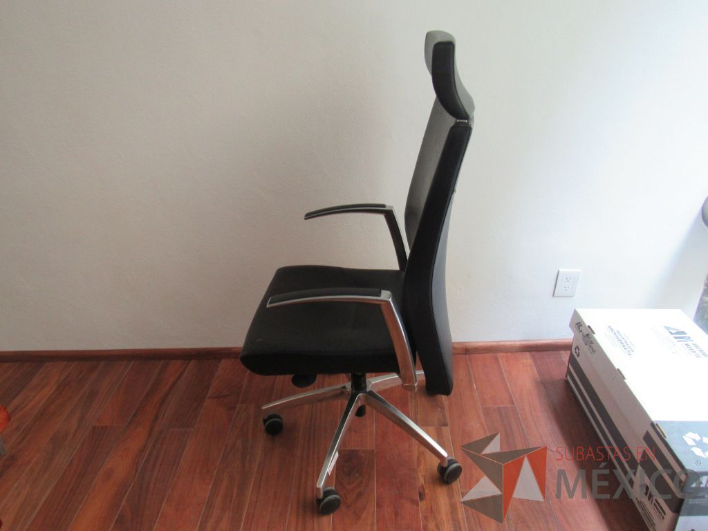 Lote 017 - Silla ejecutiva con ruedas, descansa brazos, asiento y respaldo tipo piel color negro - Imagen 4