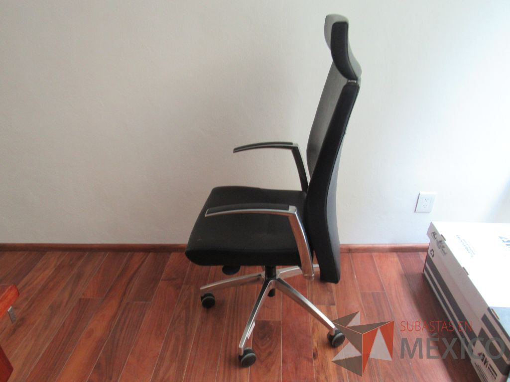 Lote 017 - Silla ejecutiva con ruedas, descansa brazos, asiento y respaldo tipo piel color negro - Imagen 5