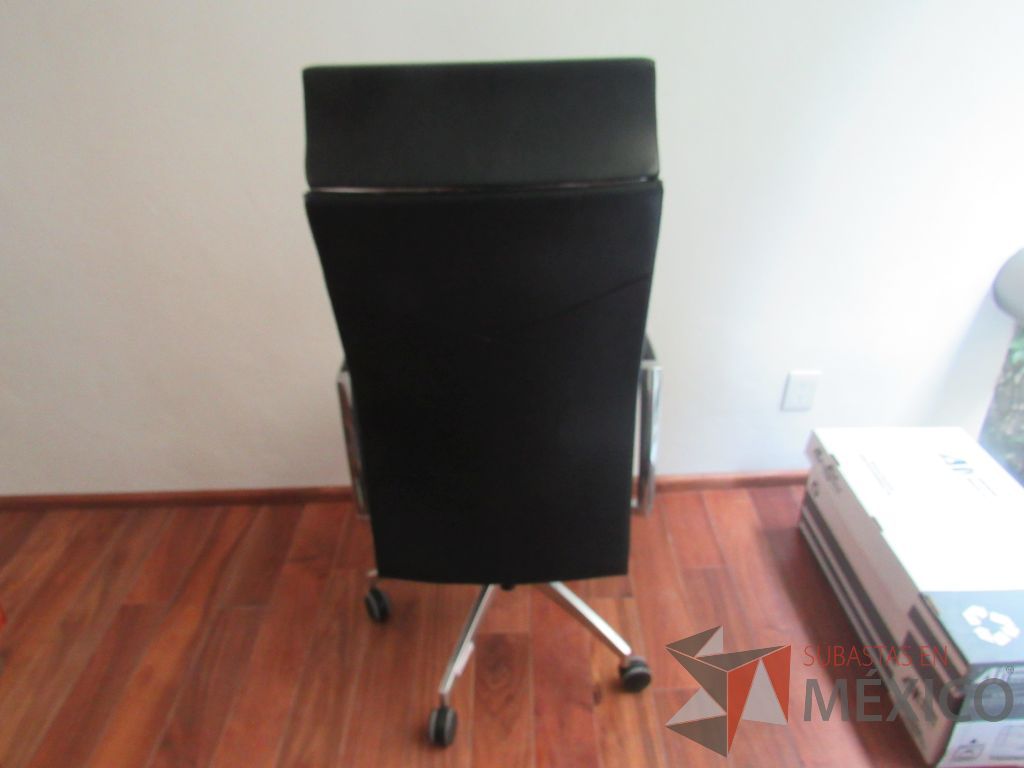 Lote 017 - Silla ejecutiva con ruedas, descansa brazos, asiento y respaldo tipo piel color negro - Imagen 6