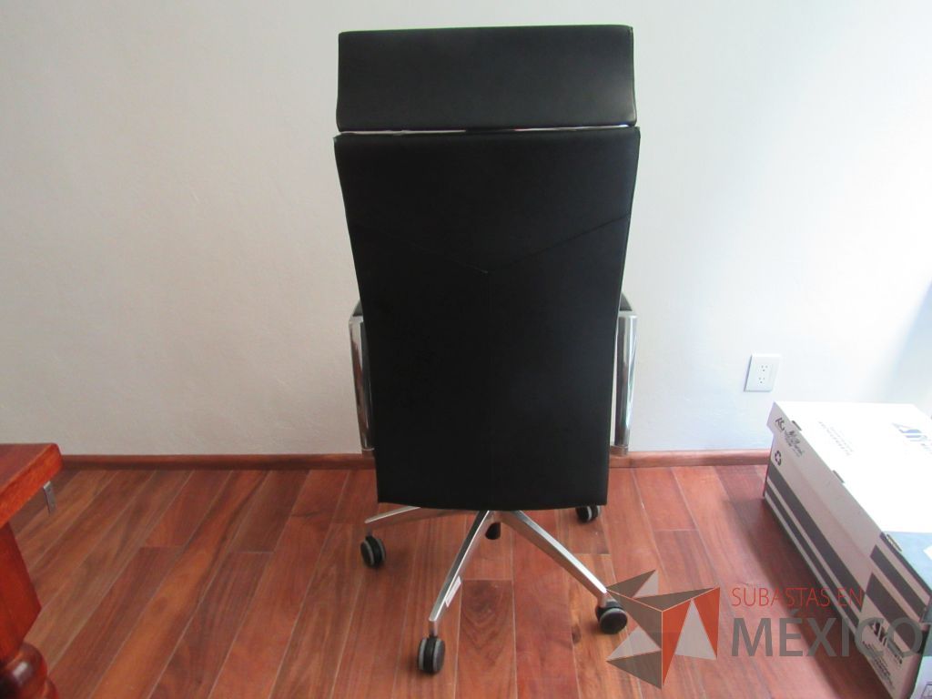 Lote 017 - Silla ejecutiva con ruedas, descansa brazos, asiento y respaldo tipo piel color negro - Imagen 7