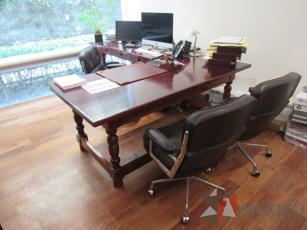 Lote 018 - Mesa de trabajo con 4 patas y 3 cajones color madera color vino - Imagen 3