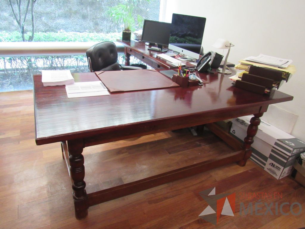 Lote 018 - Mesa de trabajo con 4 patas y 3 cajones color madera color vino - Imagen 4