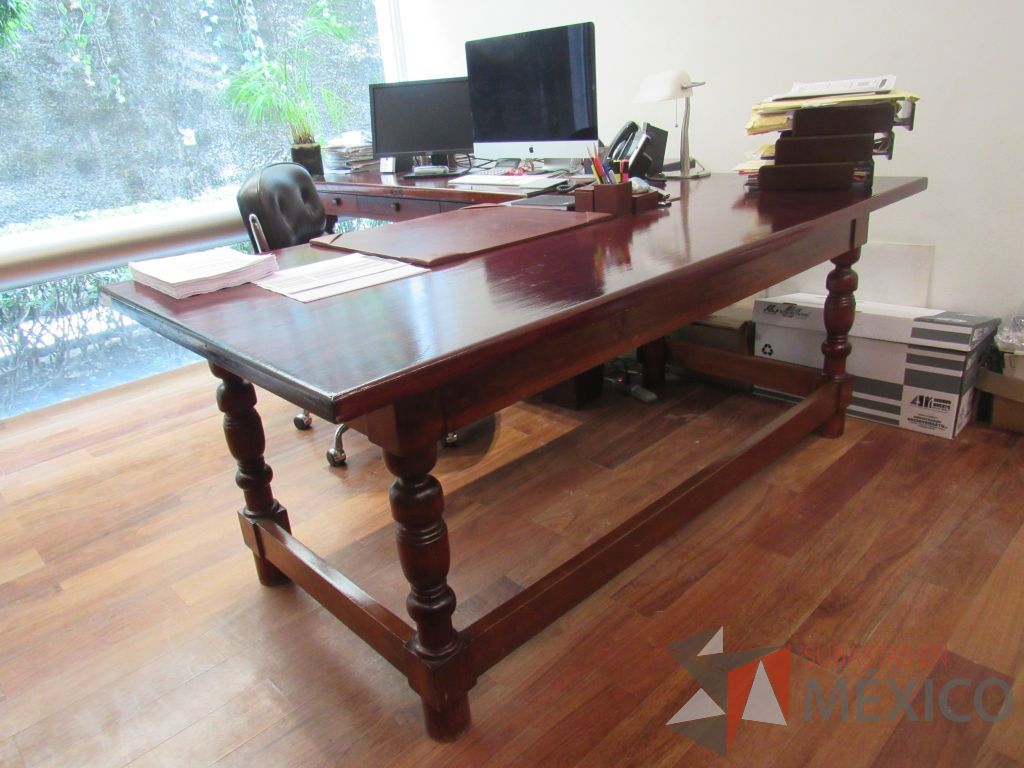 Lote 018 - Mesa de trabajo con 4 patas y 3 cajones color madera color vino - Imagen 6