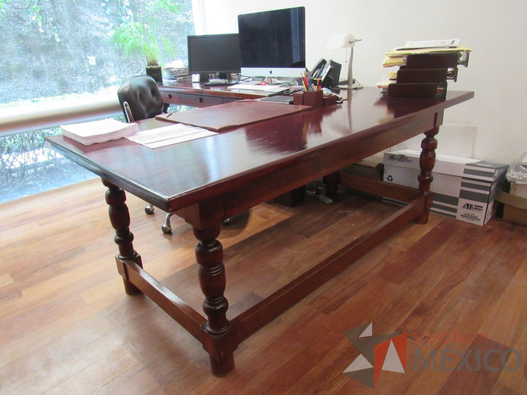 Lote 018 - Mesa de trabajo con 4 patas y 3 cajones color madera color vino - Imagen 7