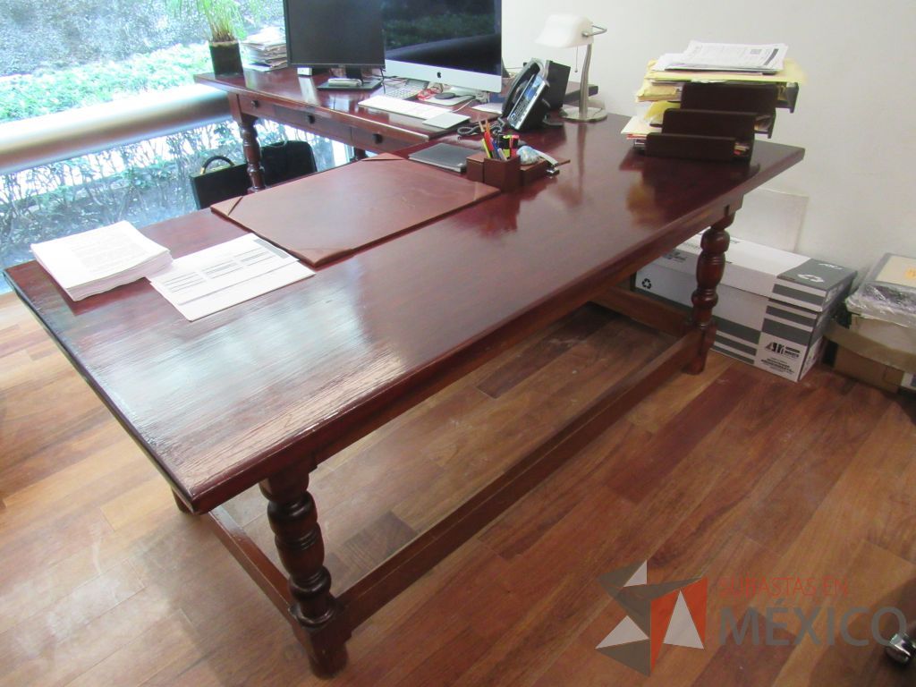 Lote 018 - Mesa de trabajo con 4 patas y 3 cajones color madera color vino - Imagen 11