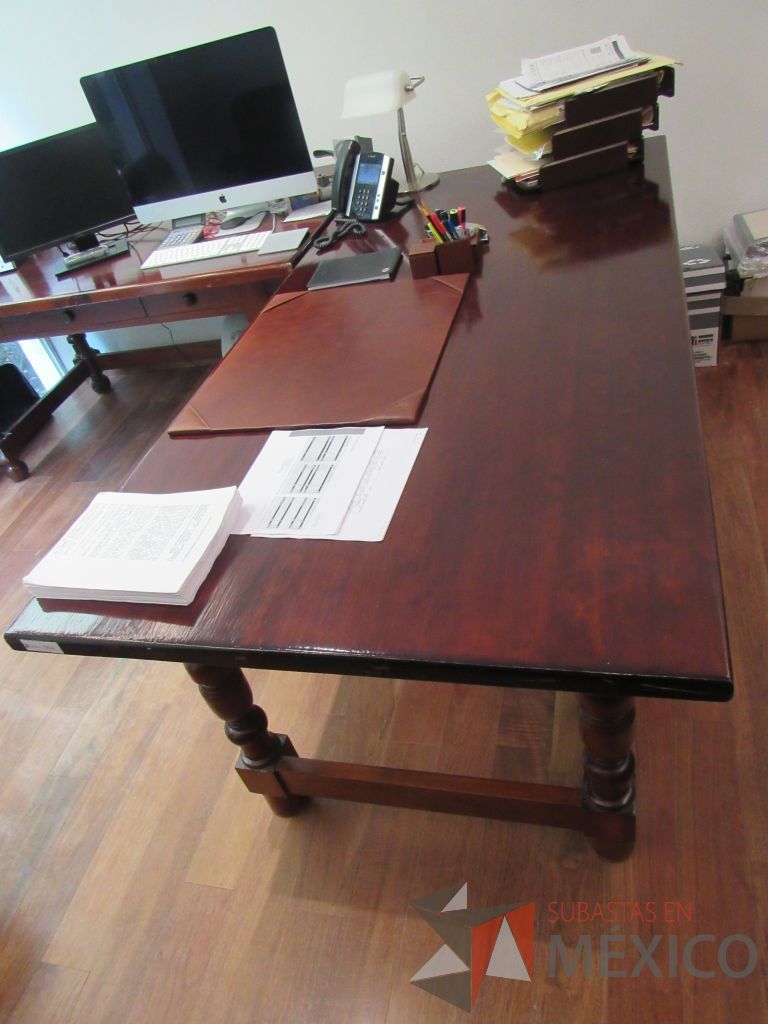 Lote 018 - Mesa de trabajo con 4 patas y 3 cajones color madera color vino - Imagen 12