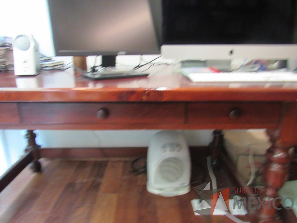 Lote 019 - Mesa de trabajo con 4 patas y 3 cajones color madera color vino - Imagen 3