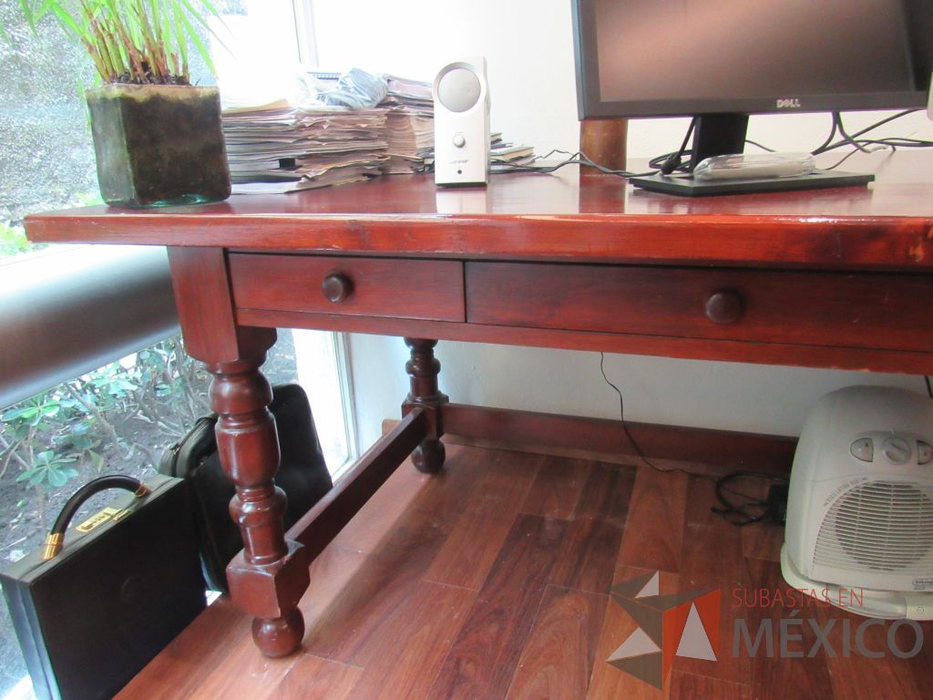 Lote 019 - Mesa de trabajo con 4 patas y 3 cajones color madera color vino - Imagen 2