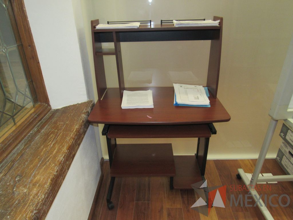Lote 023 - Escritorio con ruedas, repisa y porta teclados - Imagen 6