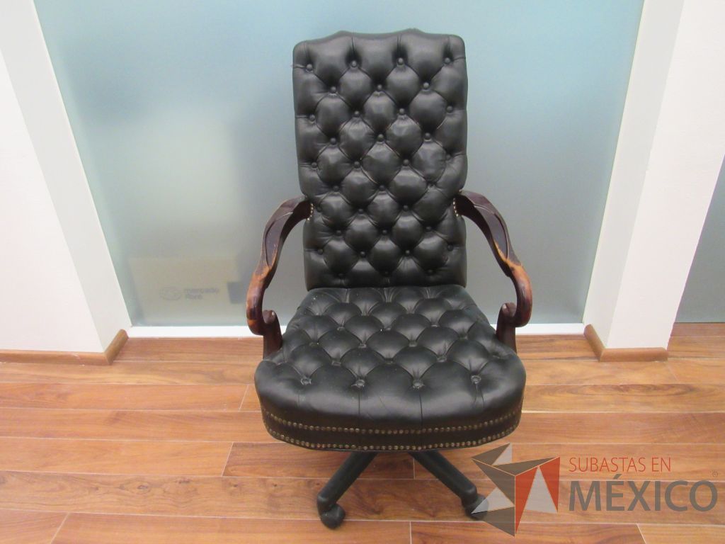 Lote 001 - Silla ejecutiva con ruedas, descansa brazos, asiento y respaldo tipo piel color negro - Imagen 3