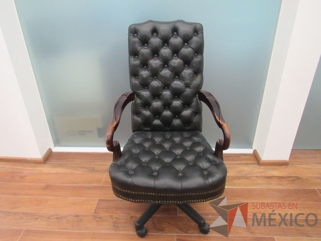 Lote 001 - Silla ejecutiva con ruedas, descansa brazos, asiento y respaldo tipo piel color negro