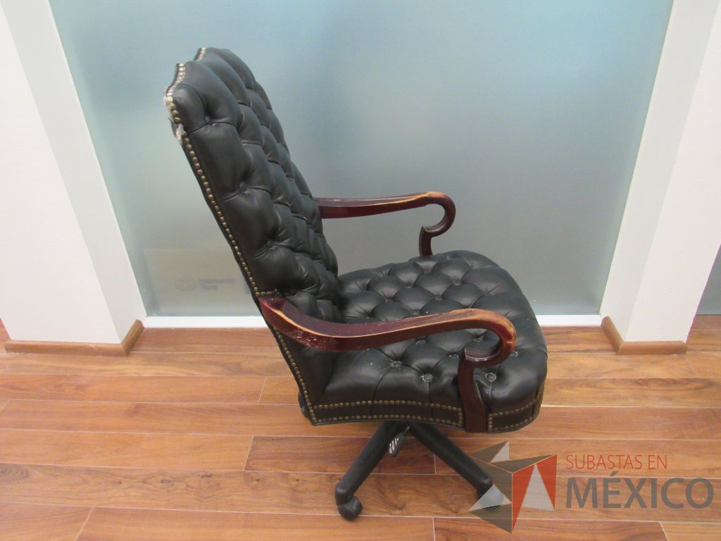 Lote 001 - Silla ejecutiva con ruedas, descansa brazos, asiento y respaldo tipo piel color negro - Imagen 5