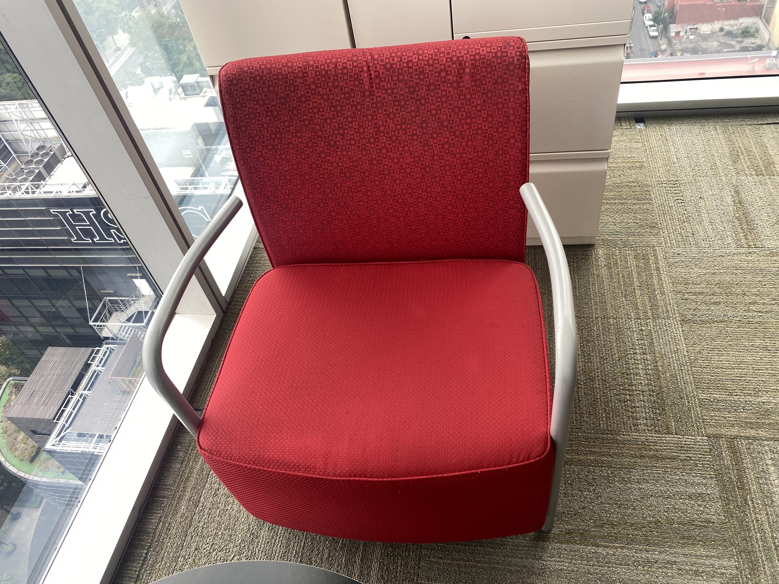 Lote 008 - Sillón de 1 plaza con descansa brazos metálicos, asiento y respaldo en tela color rojo. - Imagen 2
