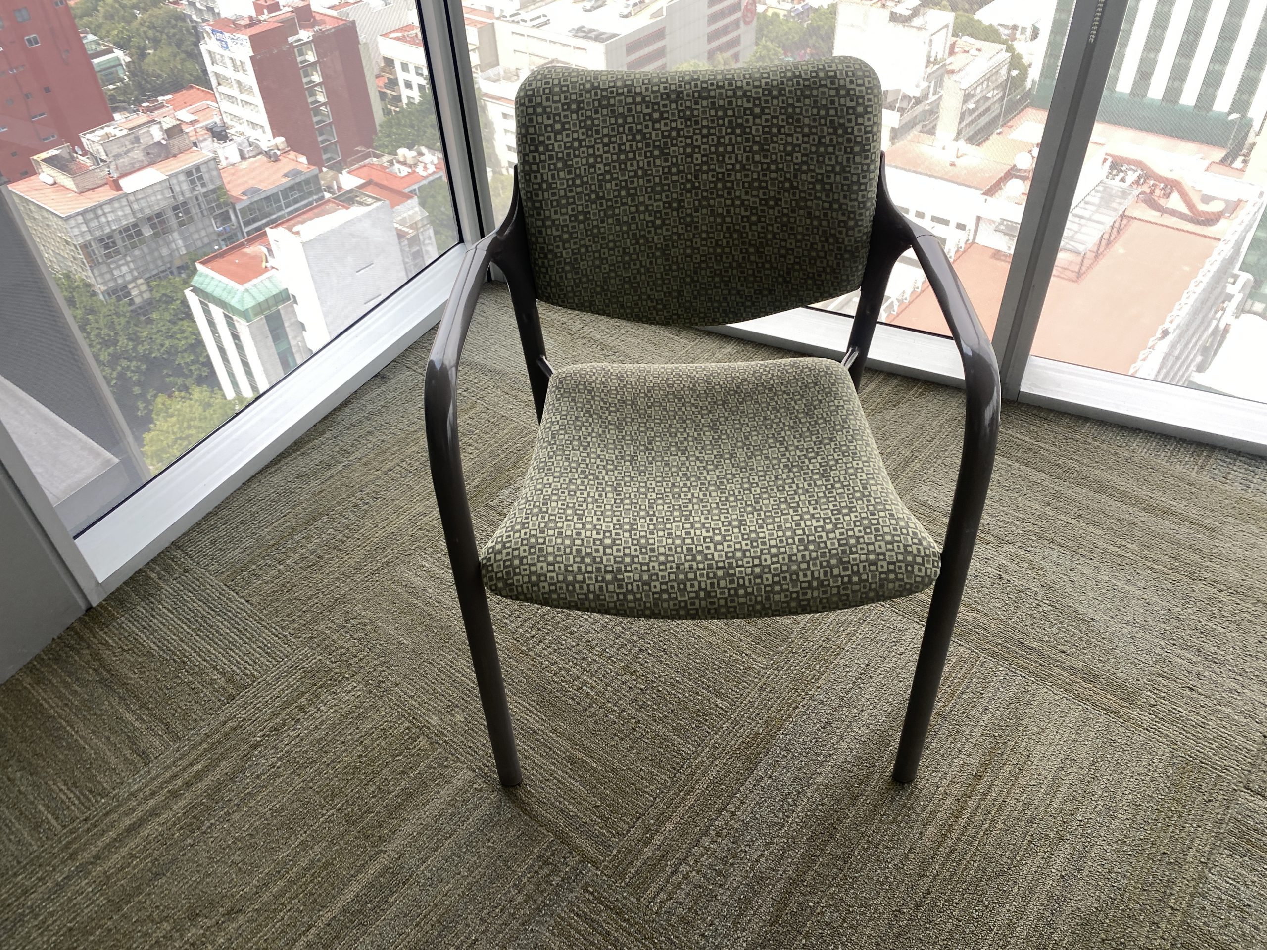 Lote 020 - Silla de visita con 4 patas metálicas con asiento y respaldo en tela color verde