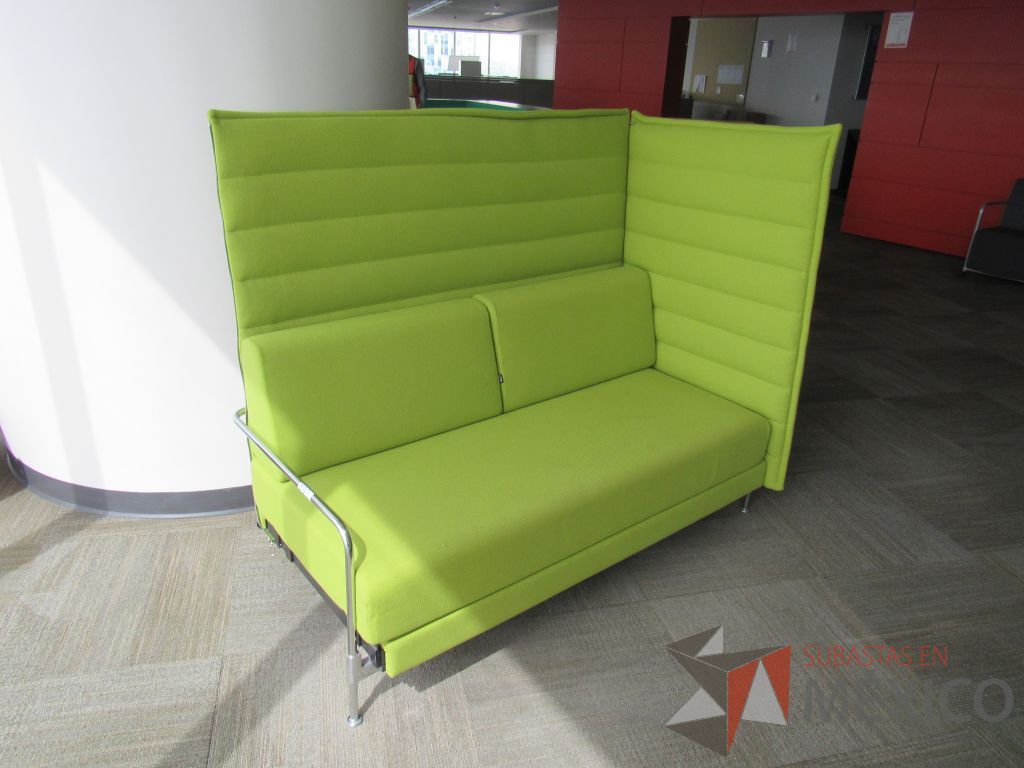 Lote 030 - Sillón con base metálica con asiento y respaldo alto color verde - Imagen 2