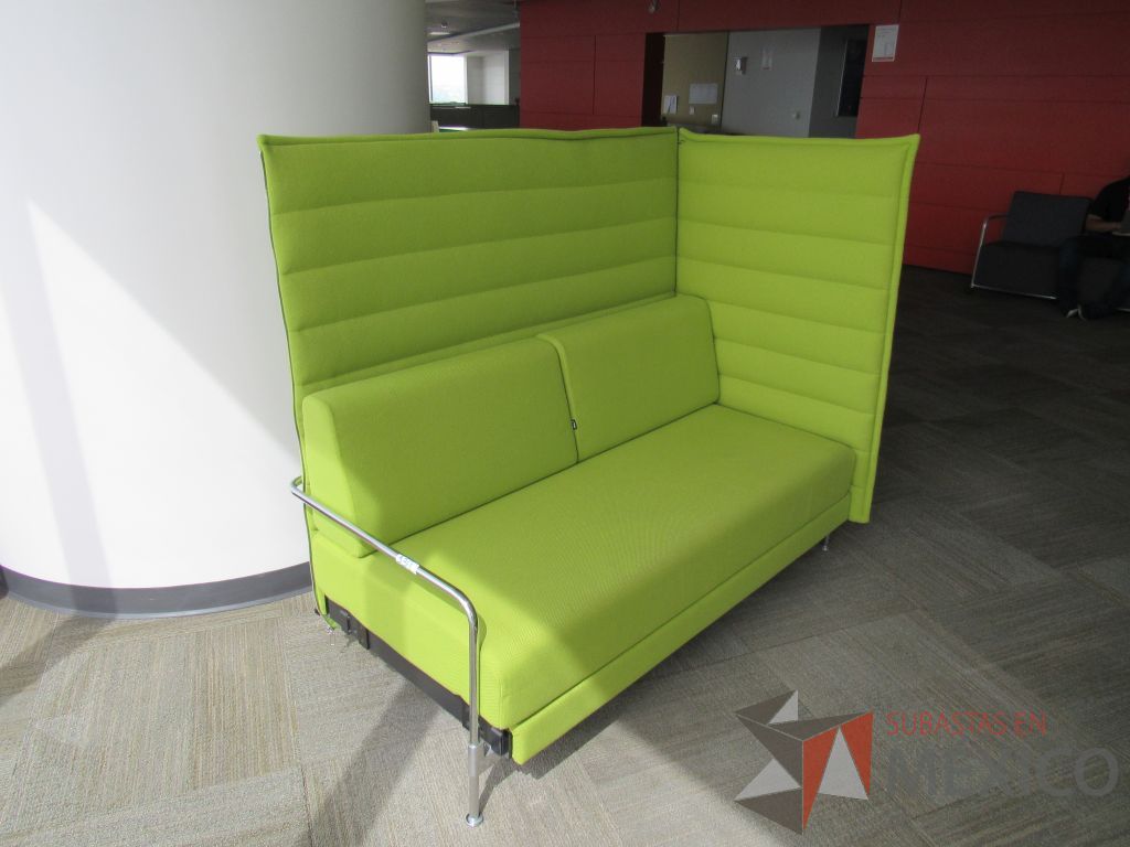 Lote 030 - Sillón con base metálica con asiento y respaldo alto color verde