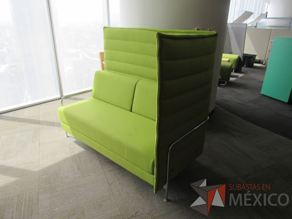 Lote 030 - Sillón con base metálica con asiento y respaldo alto color verde - Imagen 4