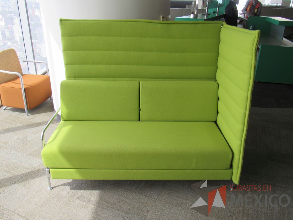 Lote 030 - Sillón con base metálica con asiento y respaldo alto color verde - Imagen 6