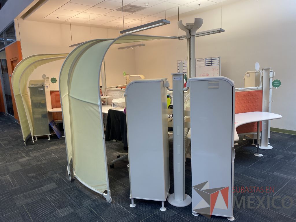 Lote 023 - Estación de trabajo para 6 personas con cubiertas curvas recargadas sobre la mampara, 5 gabinetes altos con 2 puertas y 1 archivero vertical de 2 cajones - Imagen 3