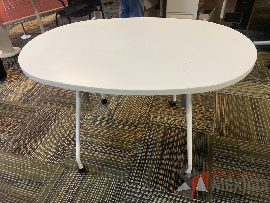 Lote 009 - Mesa de trabajo con ruedas, base metálica y cubierta color blanco - Imagen 4