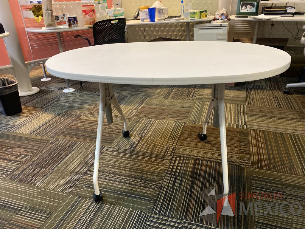 Lote 009 - Mesa de trabajo con ruedas, base metálica y cubierta color blanco - Imagen 3