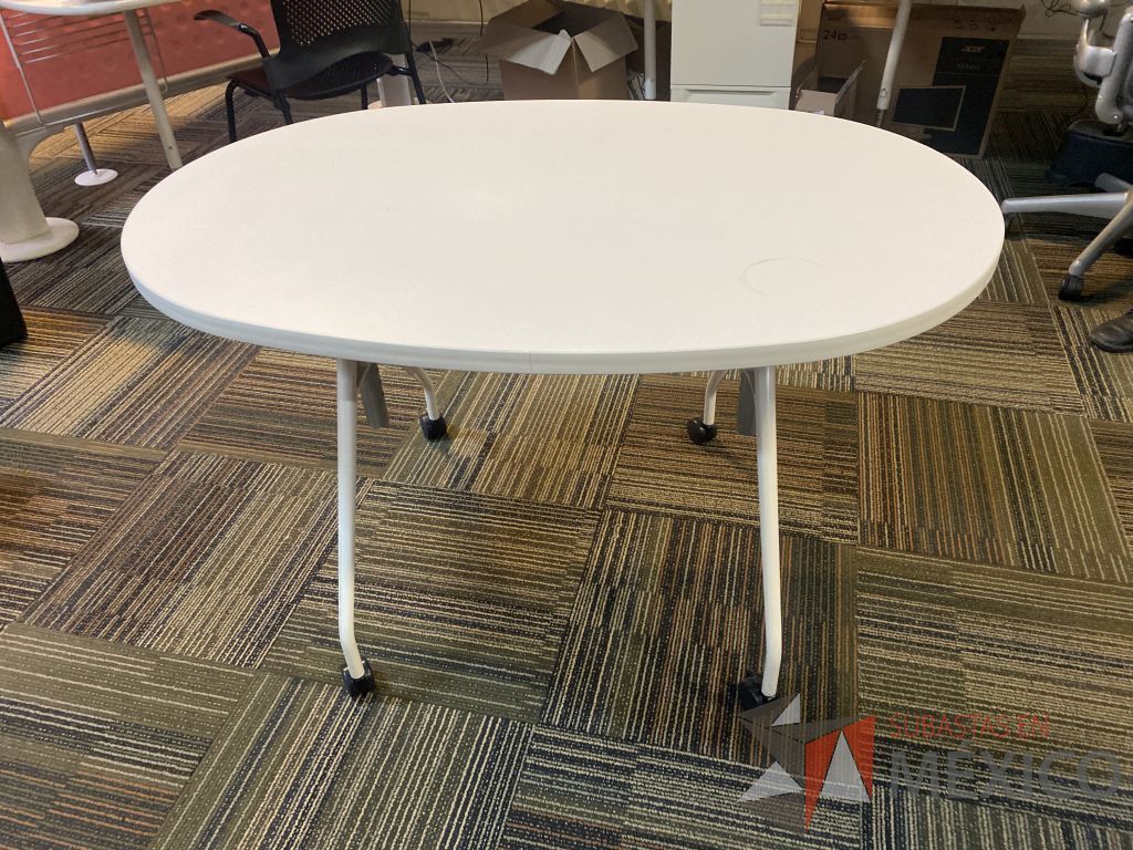 Lote 009 - Mesa de trabajo con ruedas, base metálica y cubierta color blanco - Imagen 2
