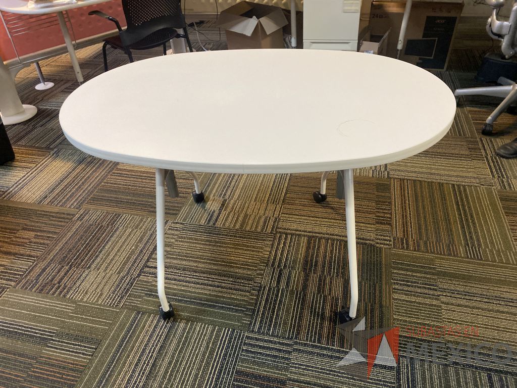 Lote 009 - Mesa de trabajo con ruedas, base metálica y cubierta color blanco