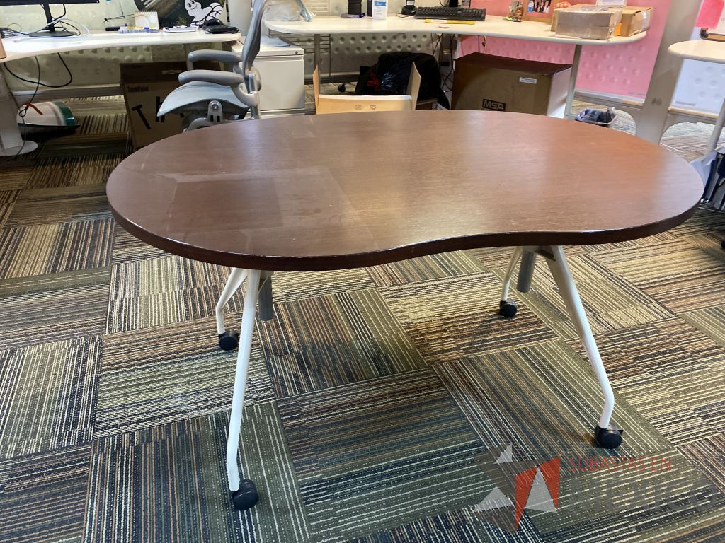 Lote 004 - Mesa de trabajo con ruedas, base metálica y cubierta color café - Imagen 3