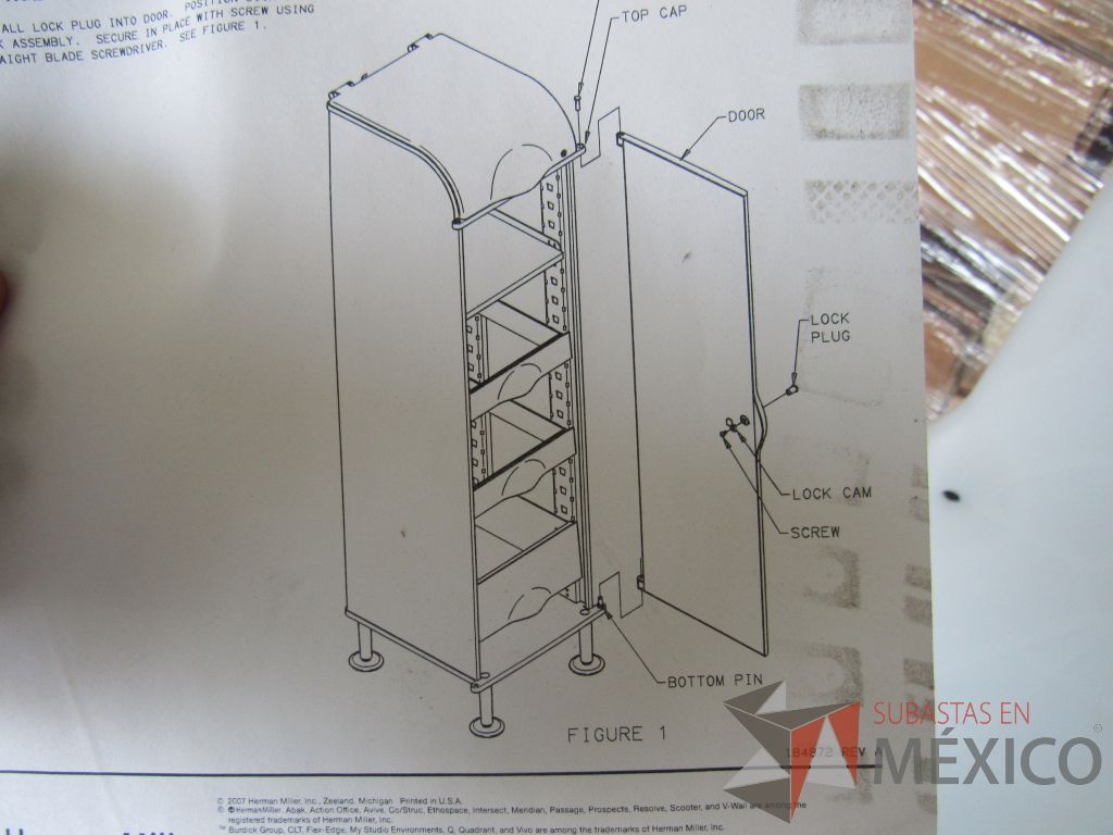 Lote 048 - 84 Puertas de plástico para gabinete, cantidad aproximada y 4 Gabinete alto con 4 patas metálicas y 2 puertas - Imagen 2