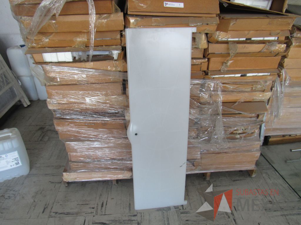 Lote 048 - 84 Puertas de plástico para gabinete, cantidad aproximada y 4 Gabinete alto con 4 patas metálicas y 2 puertas - Imagen 3