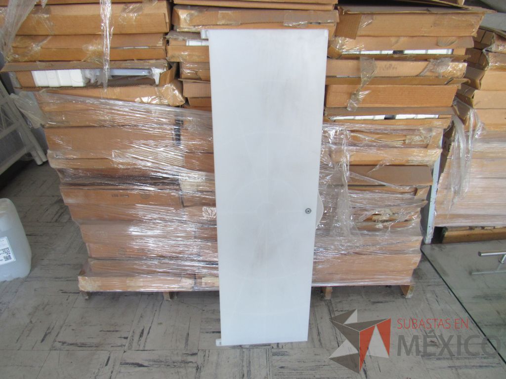 Lote 048 - 84 Puertas de plástico para gabinete, cantidad aproximada y 4 Gabinete alto con 4 patas metálicas y 2 puertas - Imagen 4
