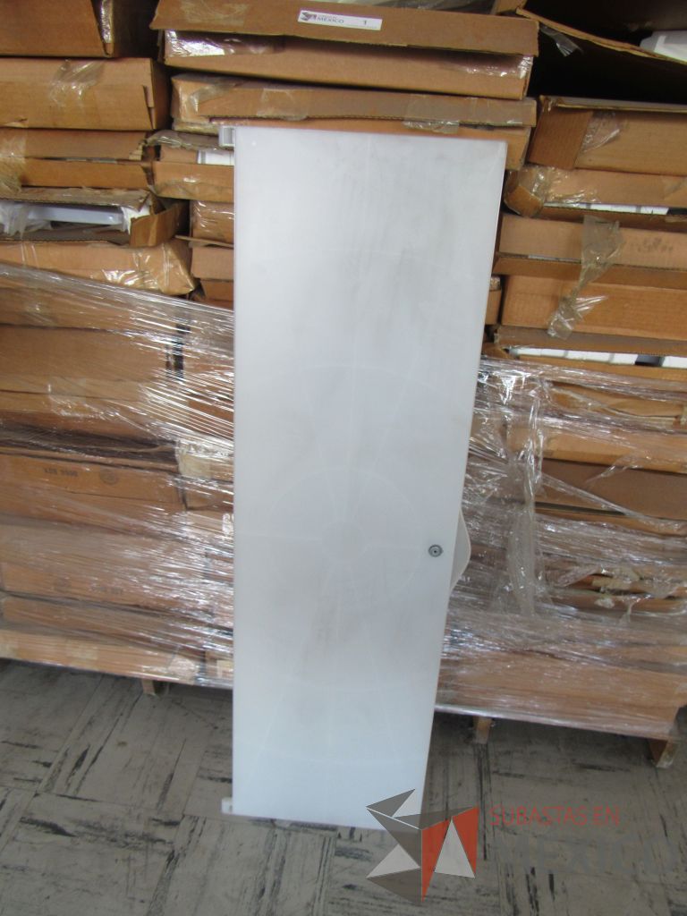 Lote 048 - 84 Puertas de plástico para gabinete, cantidad aproximada y 4 Gabinete alto con 4 patas metálicas y 2 puertas - Imagen 5
