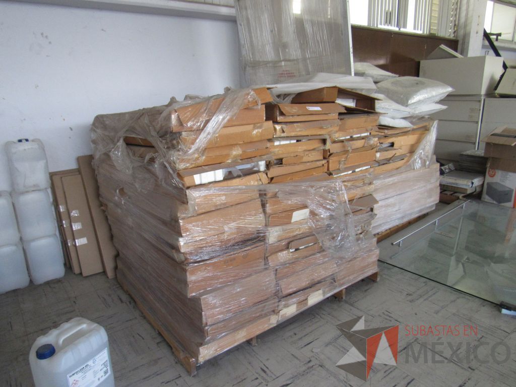 Lote 048 - 84 Puertas de plástico para gabinete, cantidad aproximada y 4 Gabinete alto con 4 patas metálicas y 2 puertas - Imagen 7