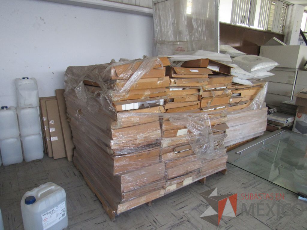 Lote 048 - 84 Puertas de plástico para gabinete, cantidad aproximada y 4 Gabinete alto con 4 patas metálicas y 2 puertas - Imagen 8