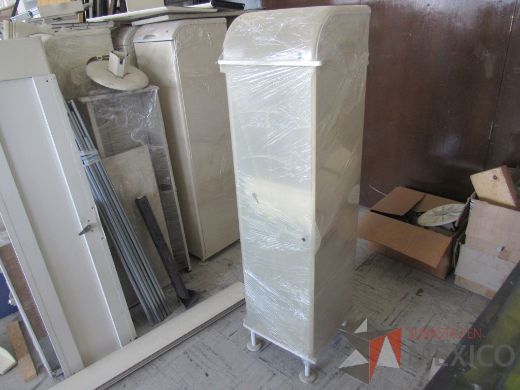 Lote 048 - 84 Puertas de plástico para gabinete, cantidad aproximada y 4 Gabinete alto con 4 patas metálicas y 2 puertas
