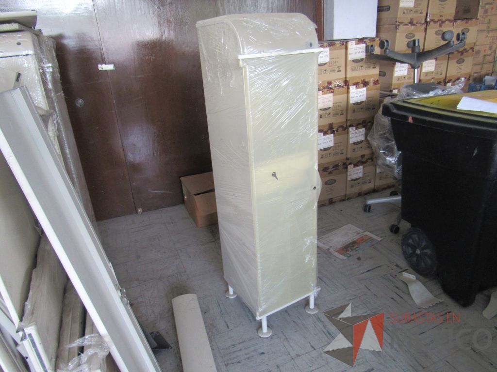 Lote 047 - 206 accesorios para estación de trabajo (Mamparas, Cajones, cubiertas y herraje) - Imagen 14