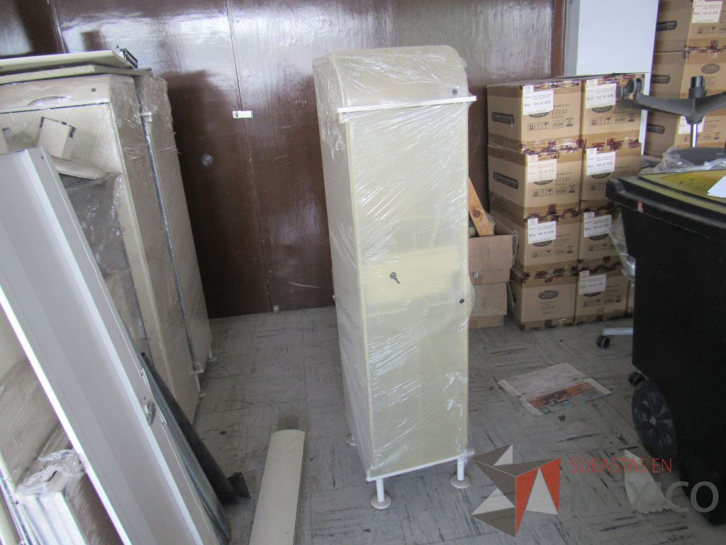 Lote 048 - 84 Puertas de plástico para gabinete, cantidad aproximada y 4 Gabinete alto con 4 patas metálicas y 2 puertas - Imagen 12