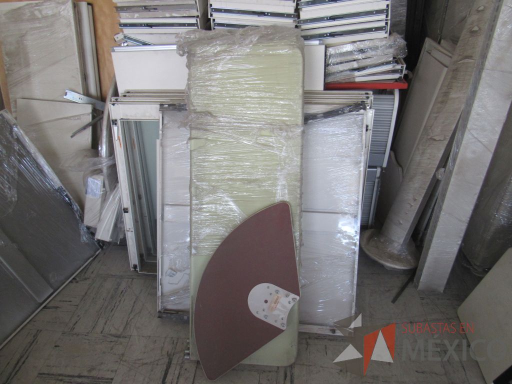 Lote 047 - 206 accesorios para estación de trabajo (Mamparas, Cajones, cubiertas y herraje) - Imagen 22