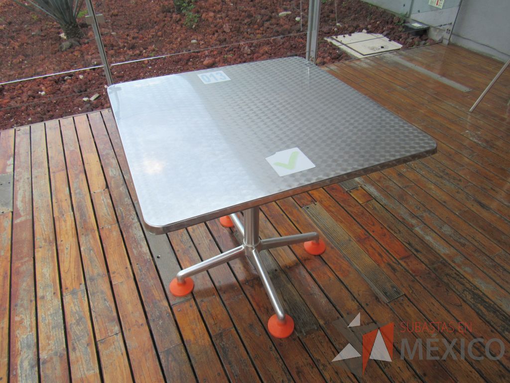 Lote 049 - 2 Mesas de comedor con recubrimiento de acero inoxidable adamascado y 4 Sillas color naranja - Imagen 2
