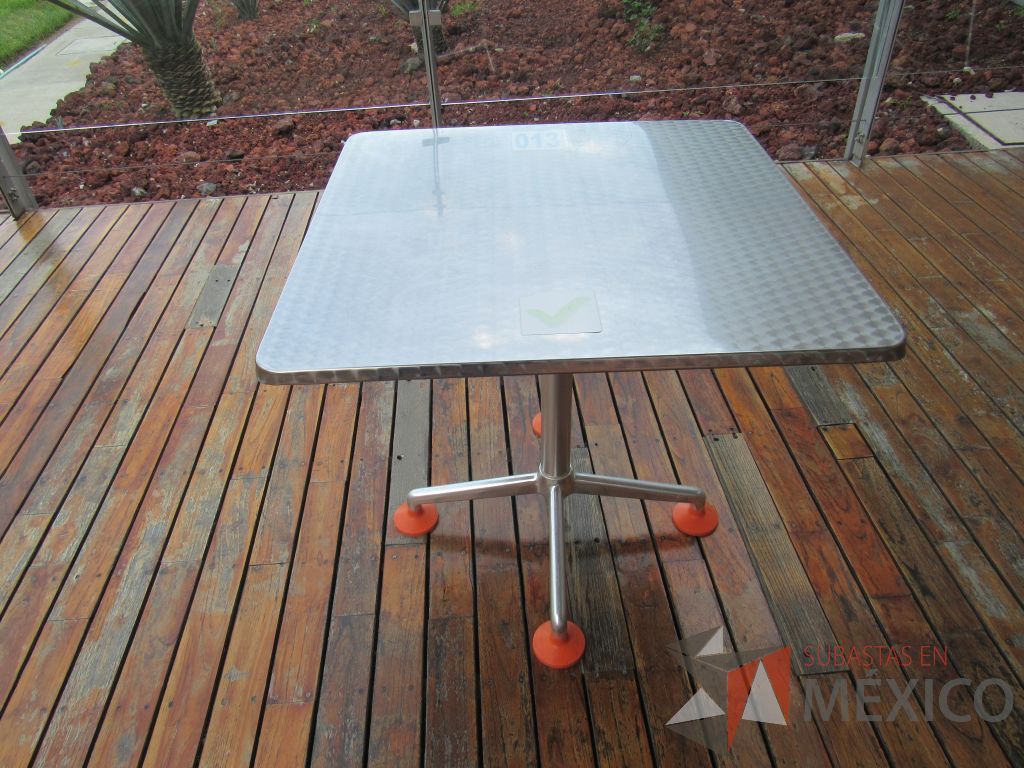 Lote 049 - 2 Mesas de comedor con recubrimiento de acero inoxidable adamascado y 4 Sillas color naranja - Imagen 3