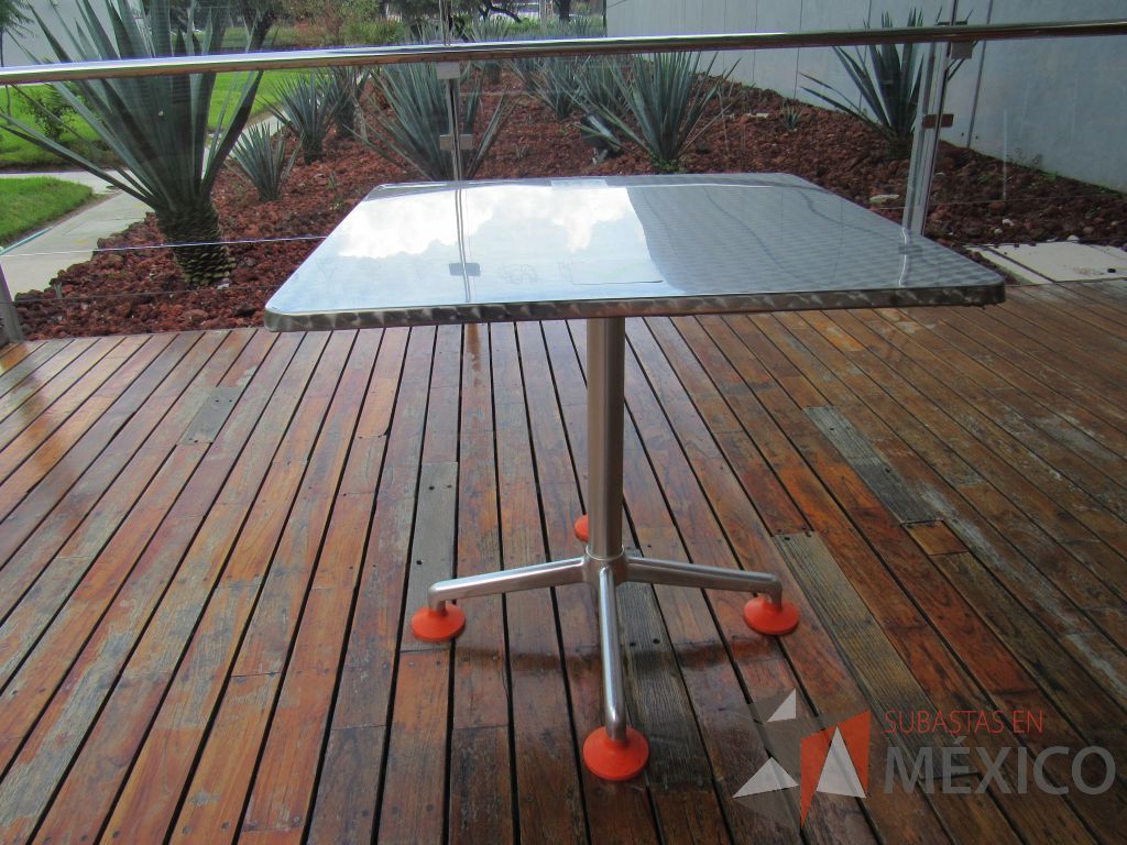 Lote 049 - 2 Mesas de comedor con recubrimiento de acero inoxidable adamascado y 4 Sillas color naranja - Imagen 4