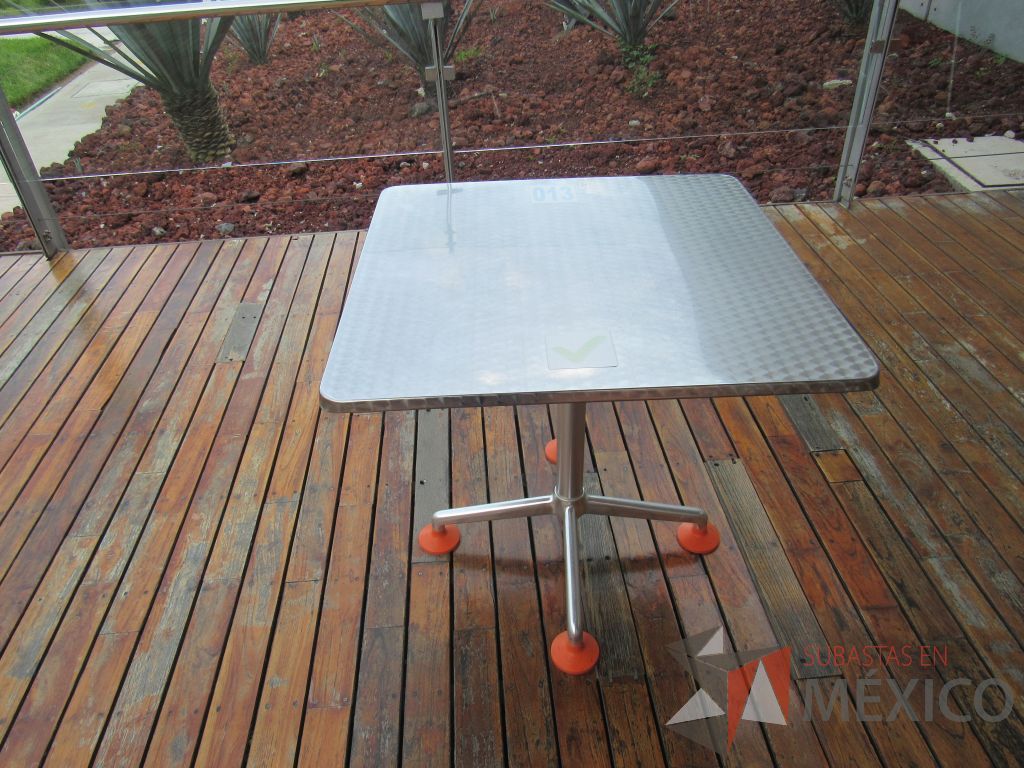 Lote 049 - 2 Mesas de comedor con recubrimiento de acero inoxidable adamascado y 4 Sillas color naranja - Imagen 5