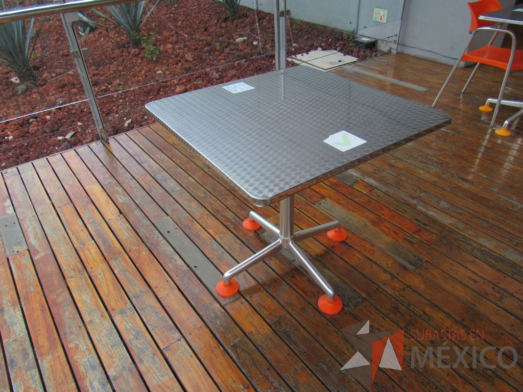 Lote 049 - 2 Mesas de comedor con recubrimiento de acero inoxidable adamascado y 4 Sillas color naranja - Imagen 6