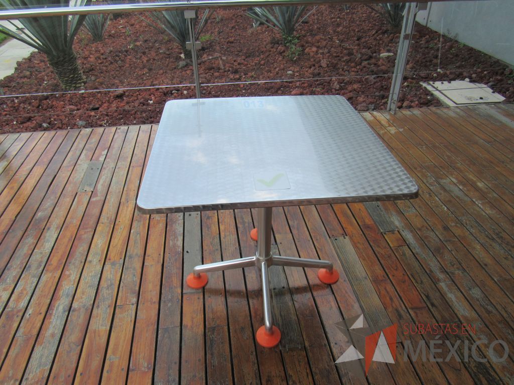 Lote 049 - 2 Mesas de comedor con recubrimiento de acero inoxidable adamascado y 4 Sillas color naranja