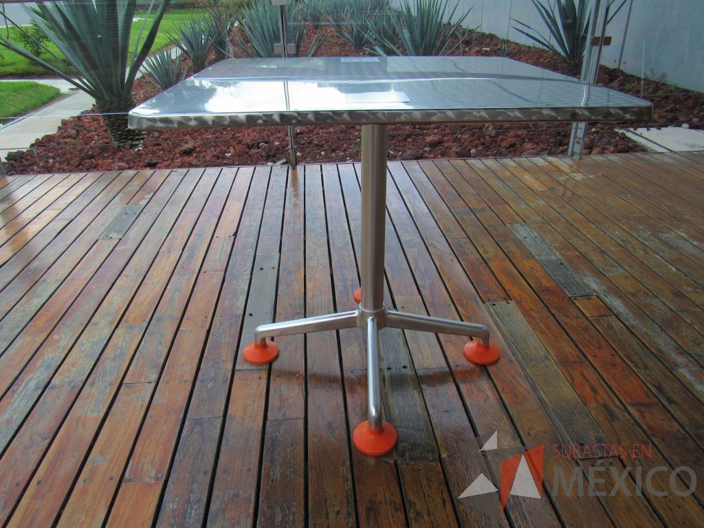 Lote 049 - 2 Mesas de comedor con recubrimiento de acero inoxidable adamascado y 4 Sillas color naranja - Imagen 7